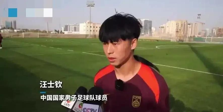 紧张比赛时刻，球员拼尽全力