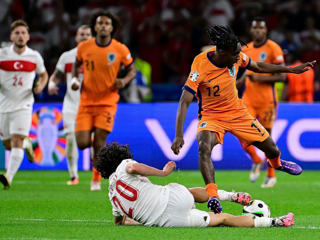 荷兰队在关键比赛中逆转胜利 荷兰队在关键比赛中逆转胜利