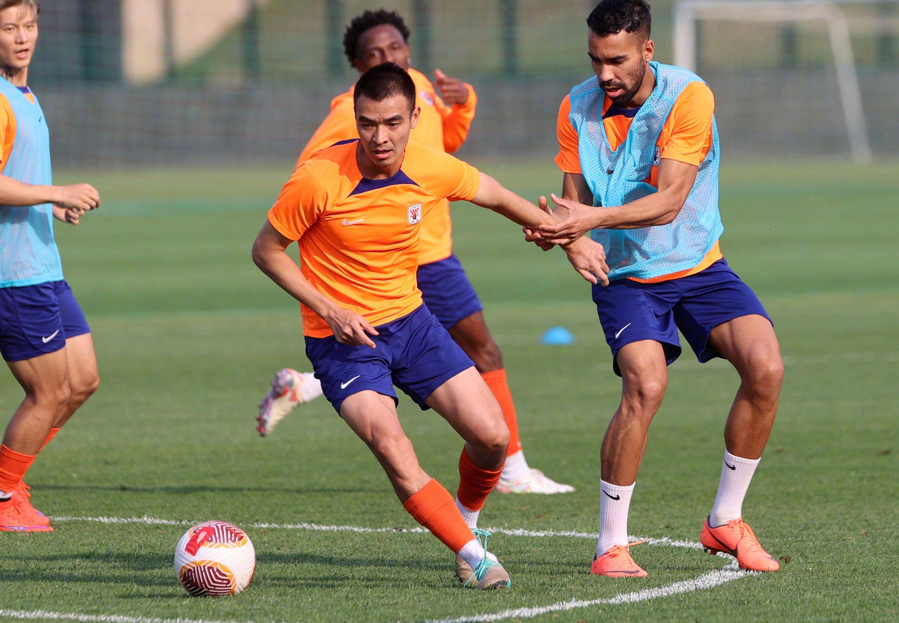 包含上港险胜鲁能，团结拼搏，抢得宝贵三分的词条