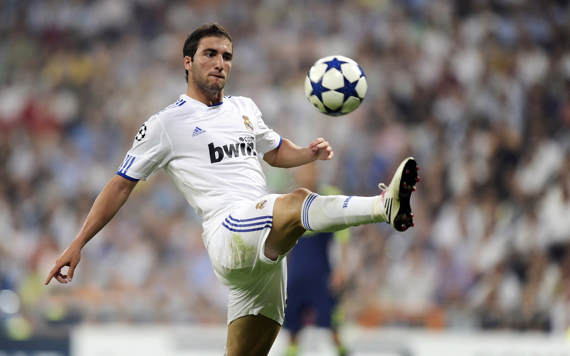 绿茵场上的季后赛，多特蒙德连续得分压制里昂的战术启示