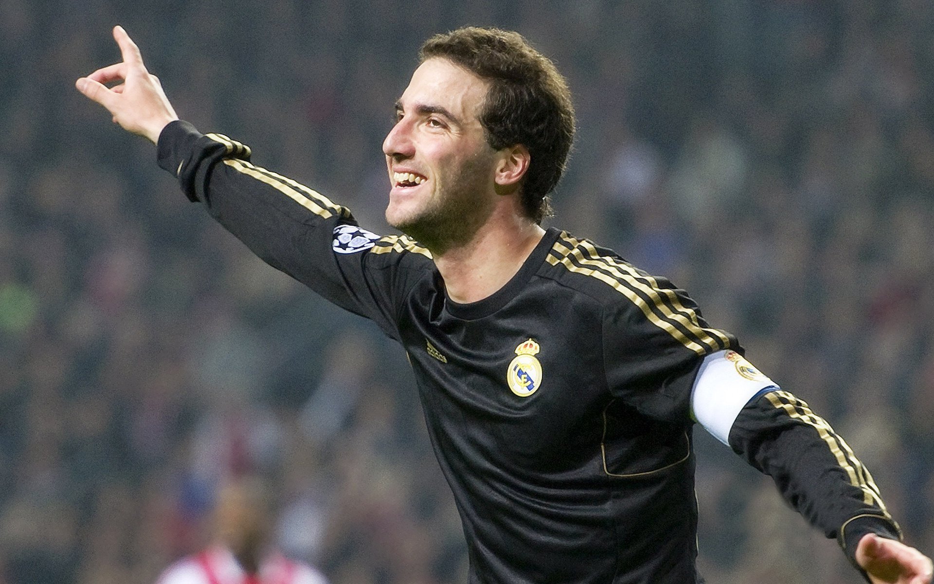 橙色风暴席卷红牛主场，拉什福德欧冠之夜独舞定乾坤