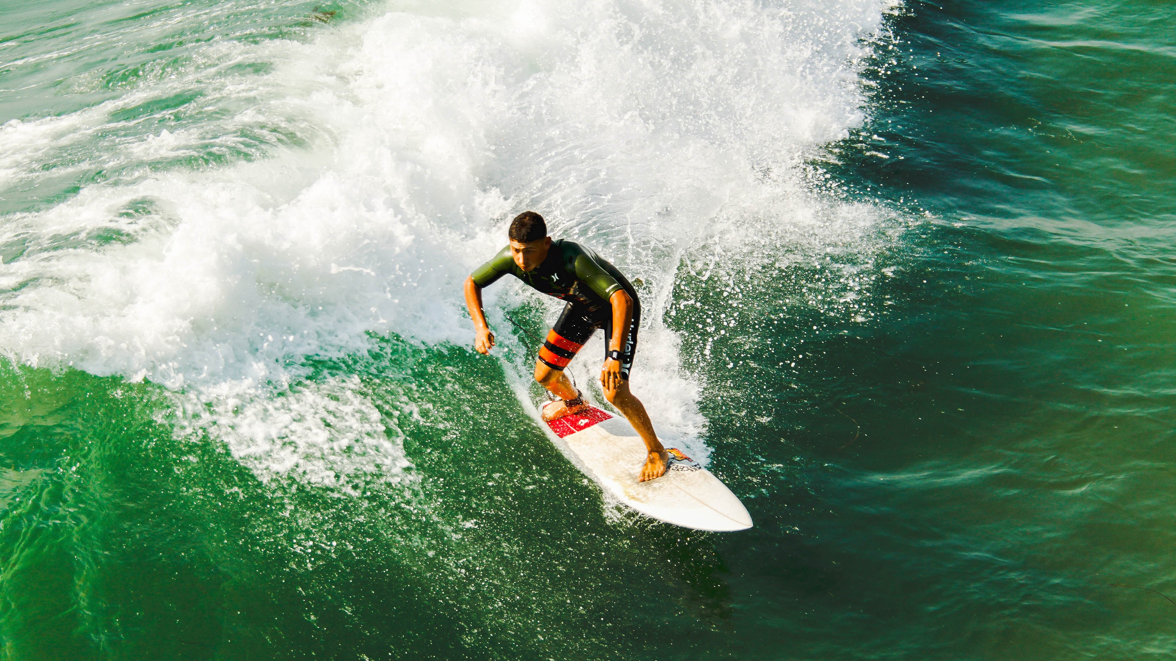 赛道与球场，当F1街道赛焦点战遇上勇士强压湖人