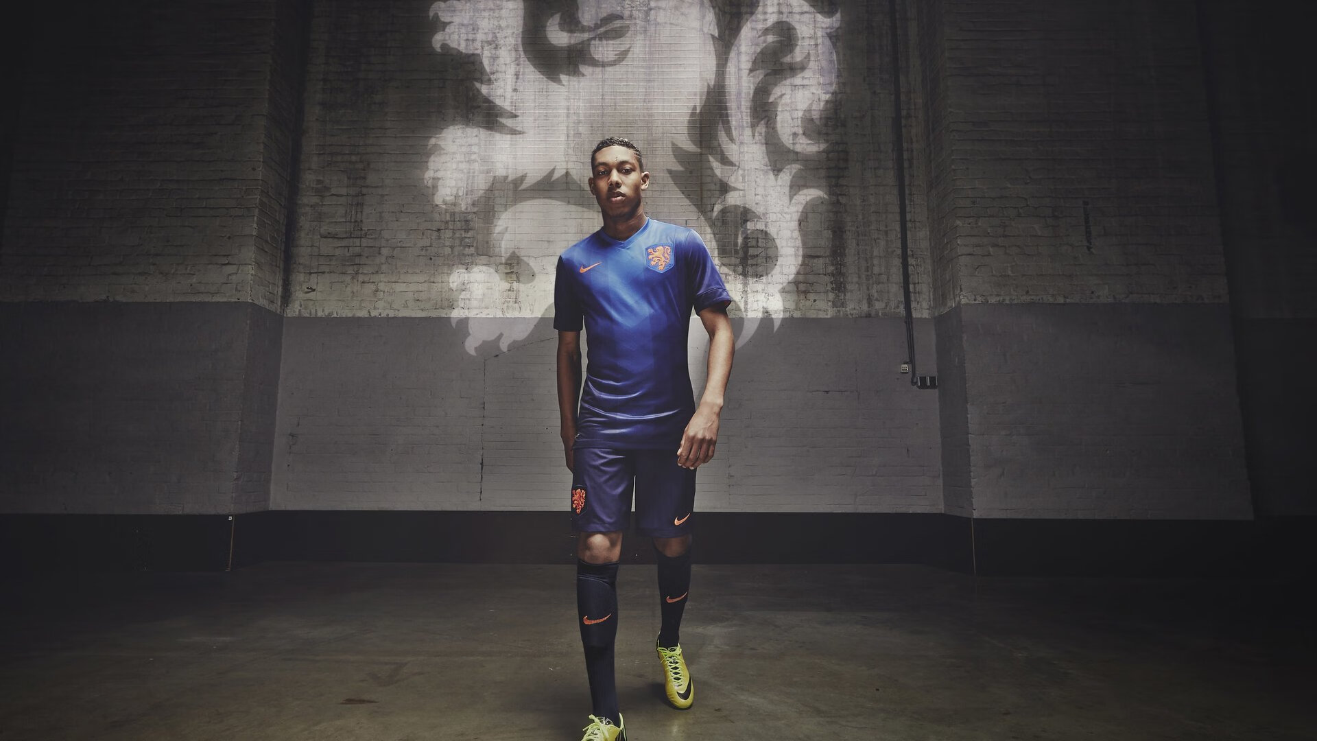 当沙漠风暴席卷蓝月，C罗如何用一脚过时的射门，为足球刻下新的时间维度